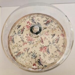 Ξύλινη Τουρτιέρα με Φλοράλ Διακόσμηση και Γυάλινο Καπάκι