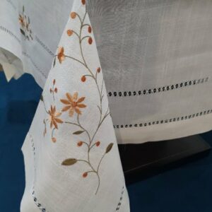Τραπεζοκαρέ με Κοφτό Κέντημα 130x130cm